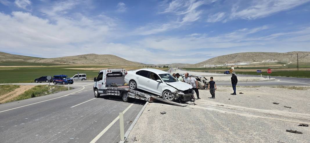Konya’da kaza! Kavşakta çarpışan araçlar bu hale geldi 1